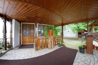Гостевой дом Pensiunea Casa Bianca Bucovina Вама Трехместный номер с собственной ванной комнатой-8